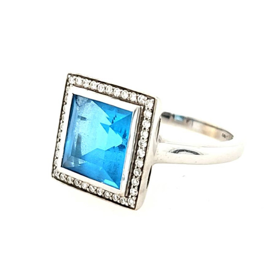 Pre Owned 18ct White Gold Blue Topaz and Diamond Ring ZT69